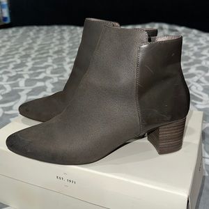 Rockport booties. color olive size 7W